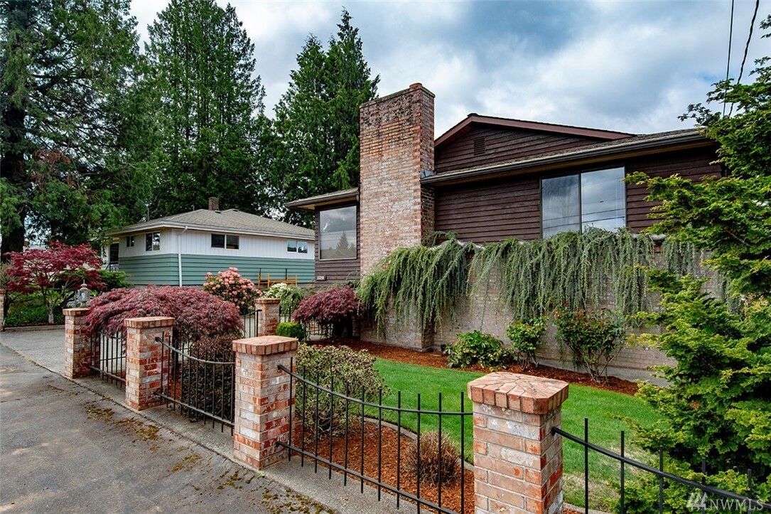 Property Photo:  13251 5th Ave SW  WA 98146 