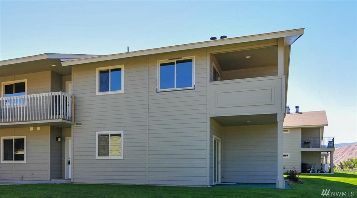 Property Photo: 520 NE 11th St 7 WA 98802