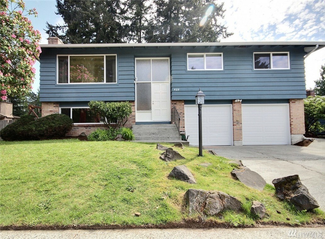 Property Photo:  425 N 141st St  WA 98133 