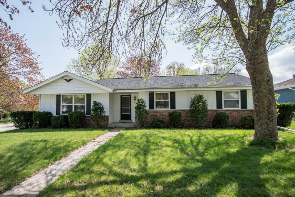 Property Photo:  901 Maitland Dr  WI 53188 