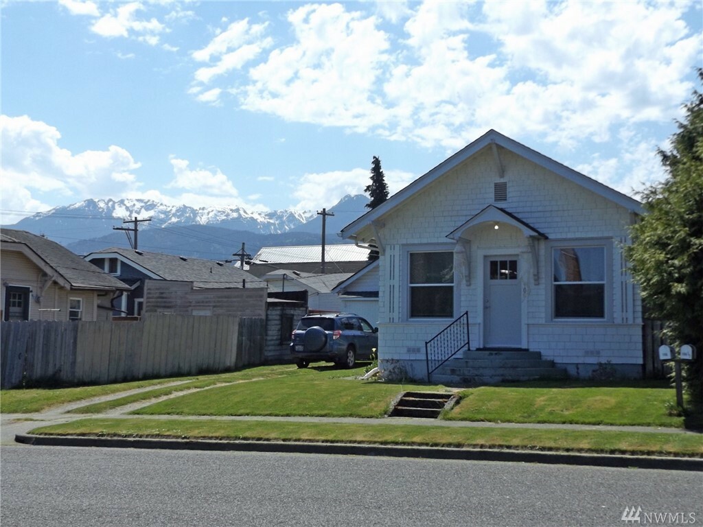 Property Photo:  106 W 6th St  WA 98362 