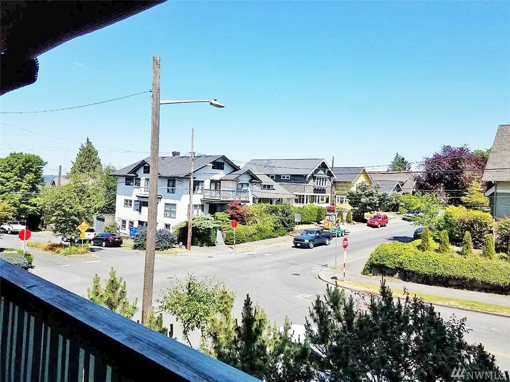 Property Photo:  2455 Queen Anne Ave N  WA 98109 