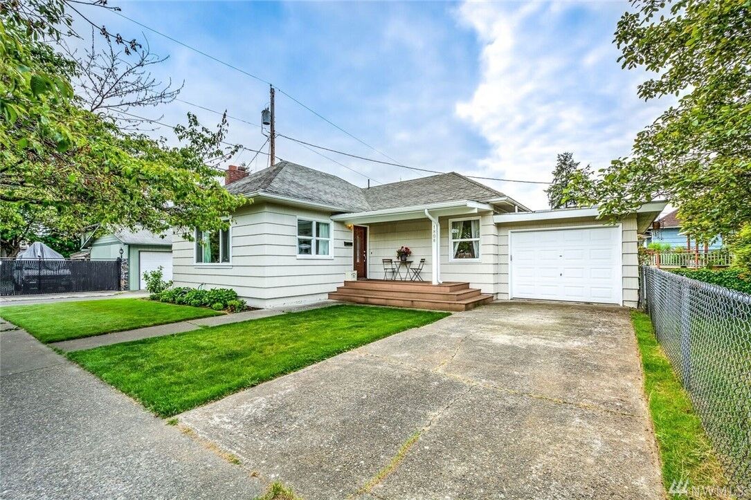 Property Photo:  1808  16th Street  WA 98201 