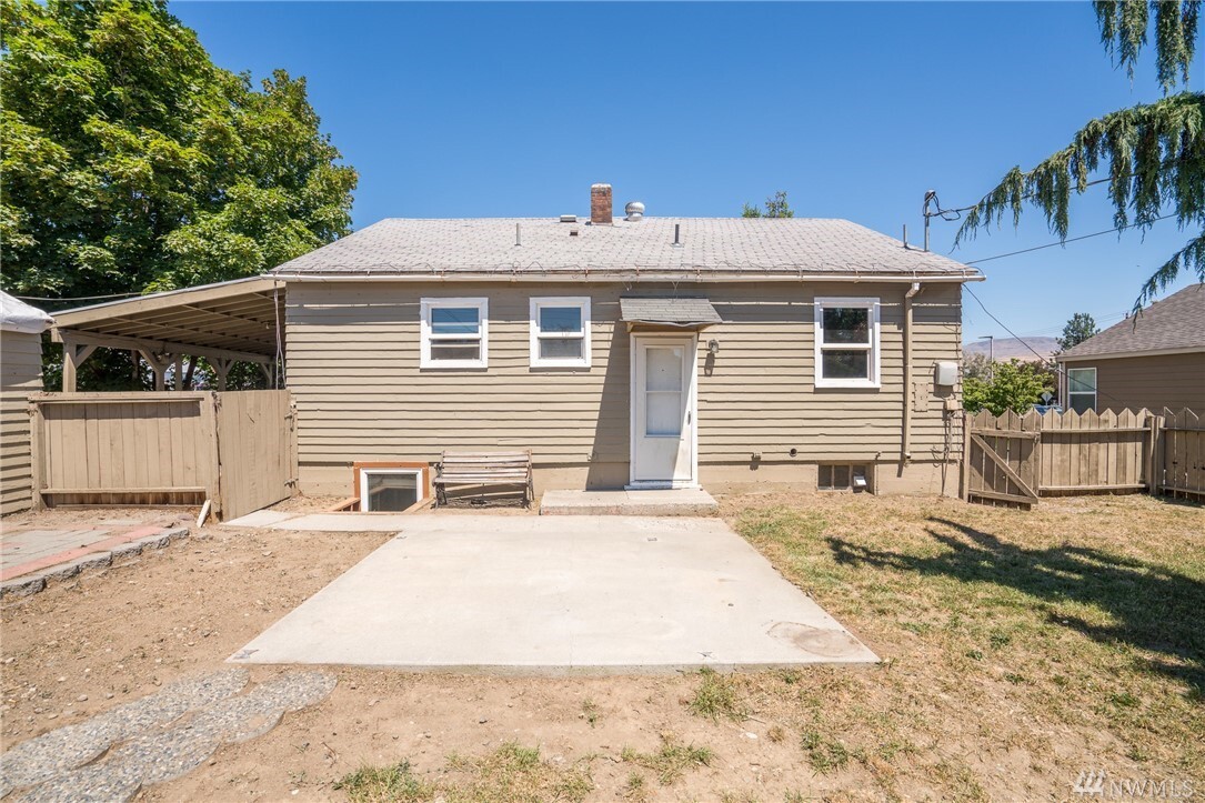 Property Photo:  1019 9th St  WA 98801 