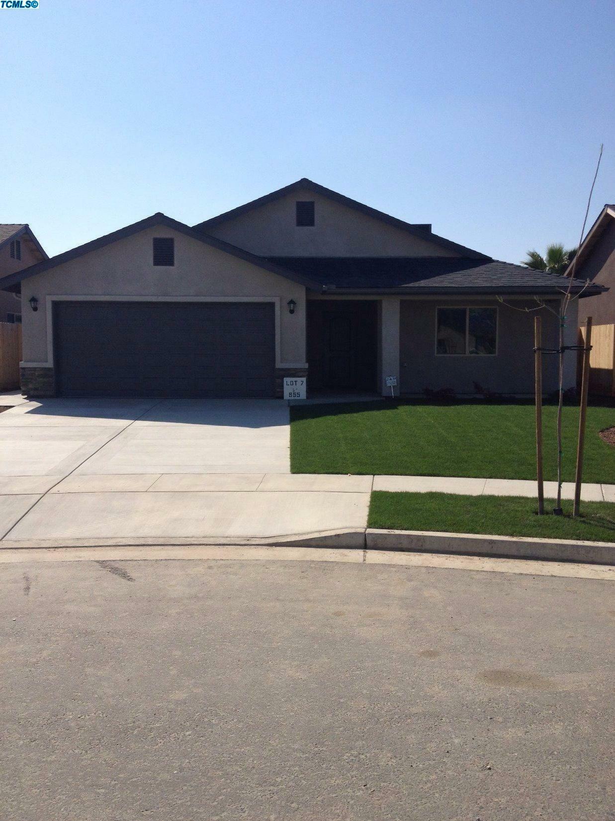 Property Photo:  1121 E Vine Court  CA 93292 