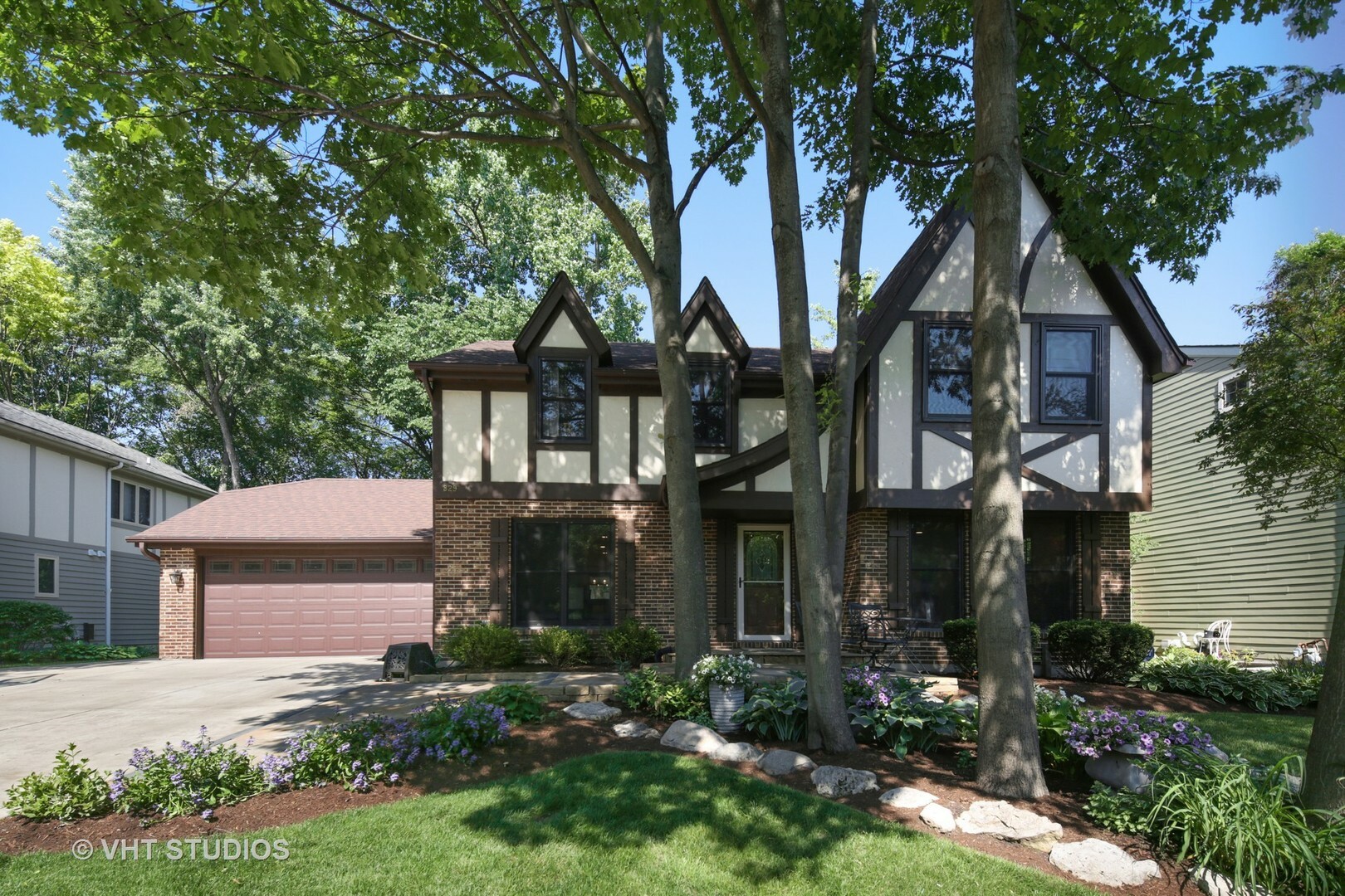 Property Photo: 829 Lyndhurst Court IL 60563