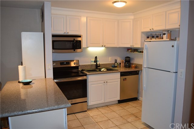 Property Photo: 605 S Prospect Avenue 205 CA 90277