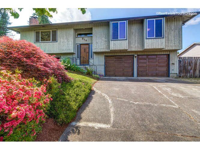 Property Photo:  814 NW Darnielle St  OR 97124 