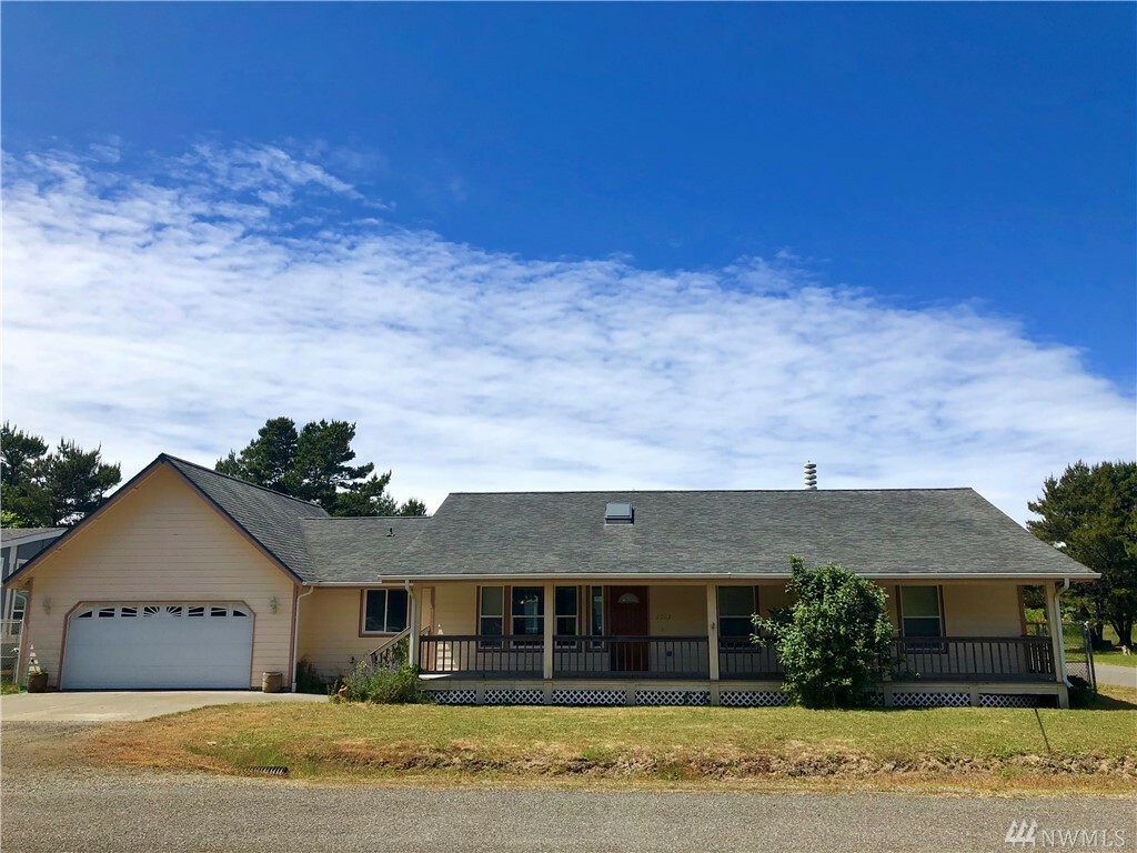 Property Photo:  1201 Johnson St  WA 98595 