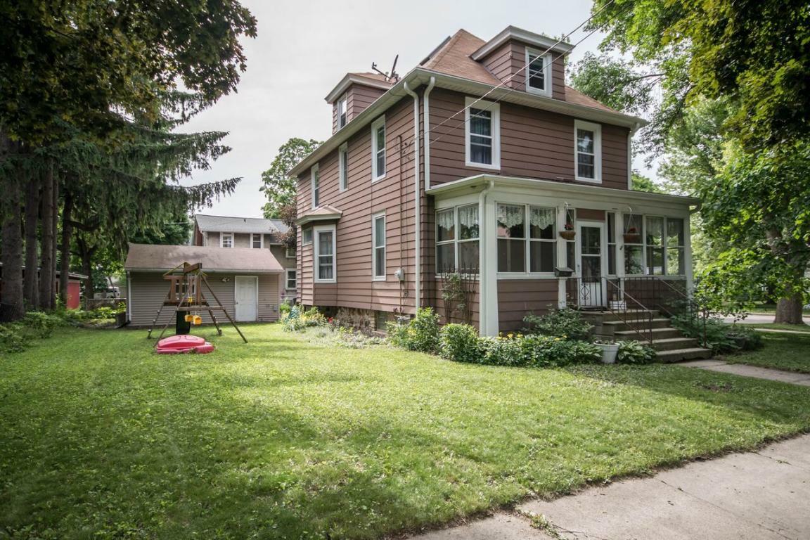 Property Photo:  516 Lake St  WI 53186 