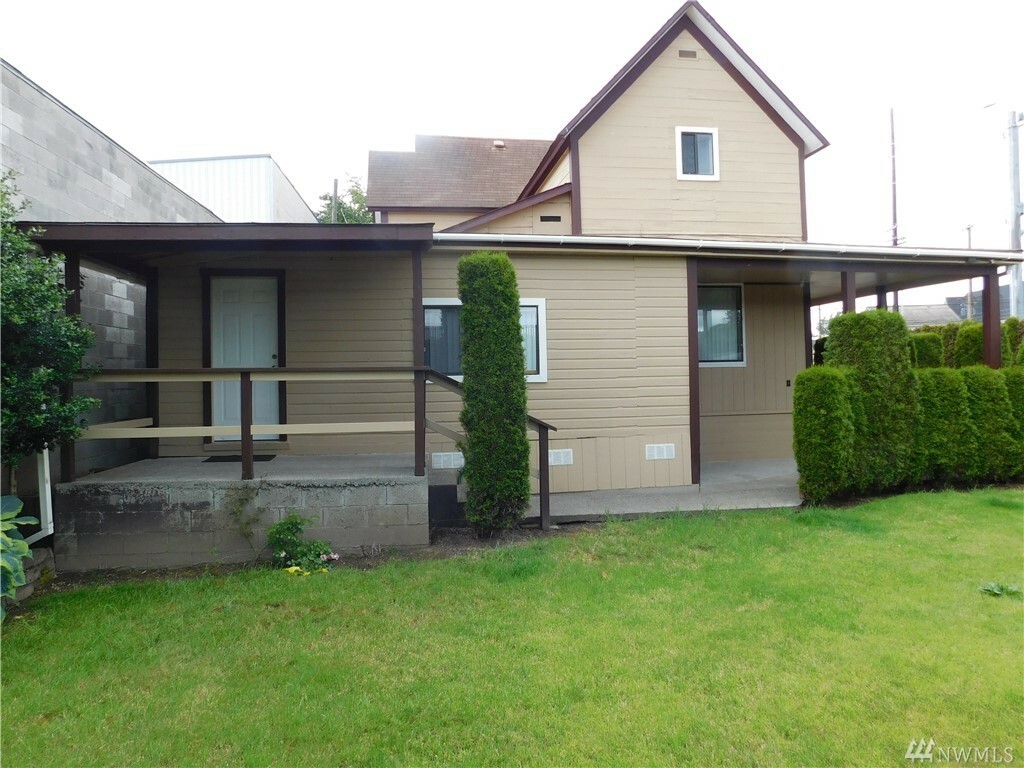 Property Photo:  304 S 5th Ave  WA 98626 