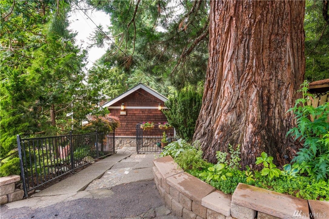 Property Photo: 8821 Meridian Ave N WA 98103