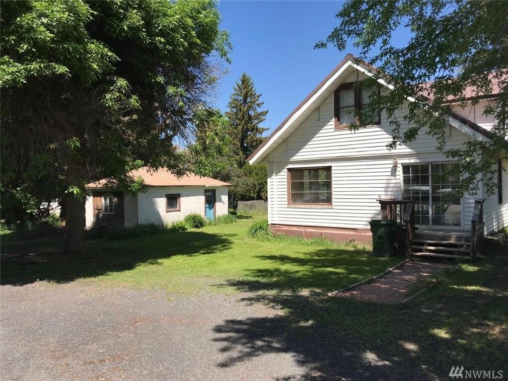 Property Photo:  121 Hamilton St  WA 98830 