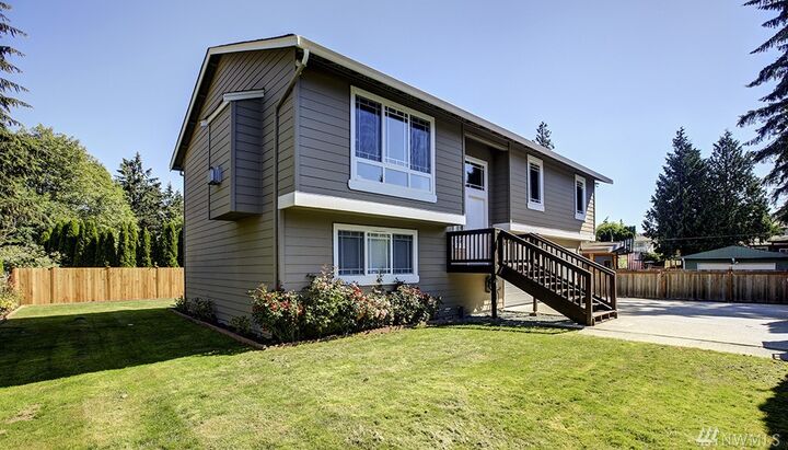 Property Photo:  136 N 203rd St  WA 98133 