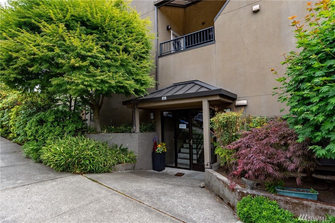 Property Photo:  920 5th Ave N 6  WA 98109 