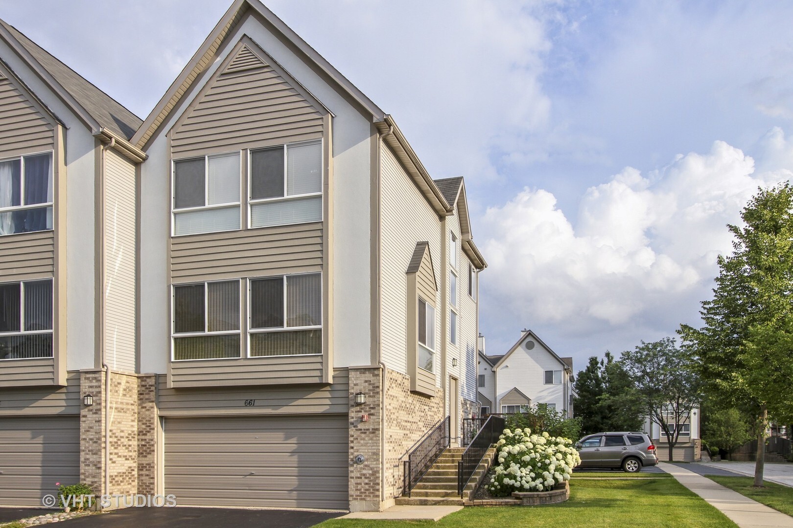 Property Photo: 661 Diamond Pointe Drive IL 60060