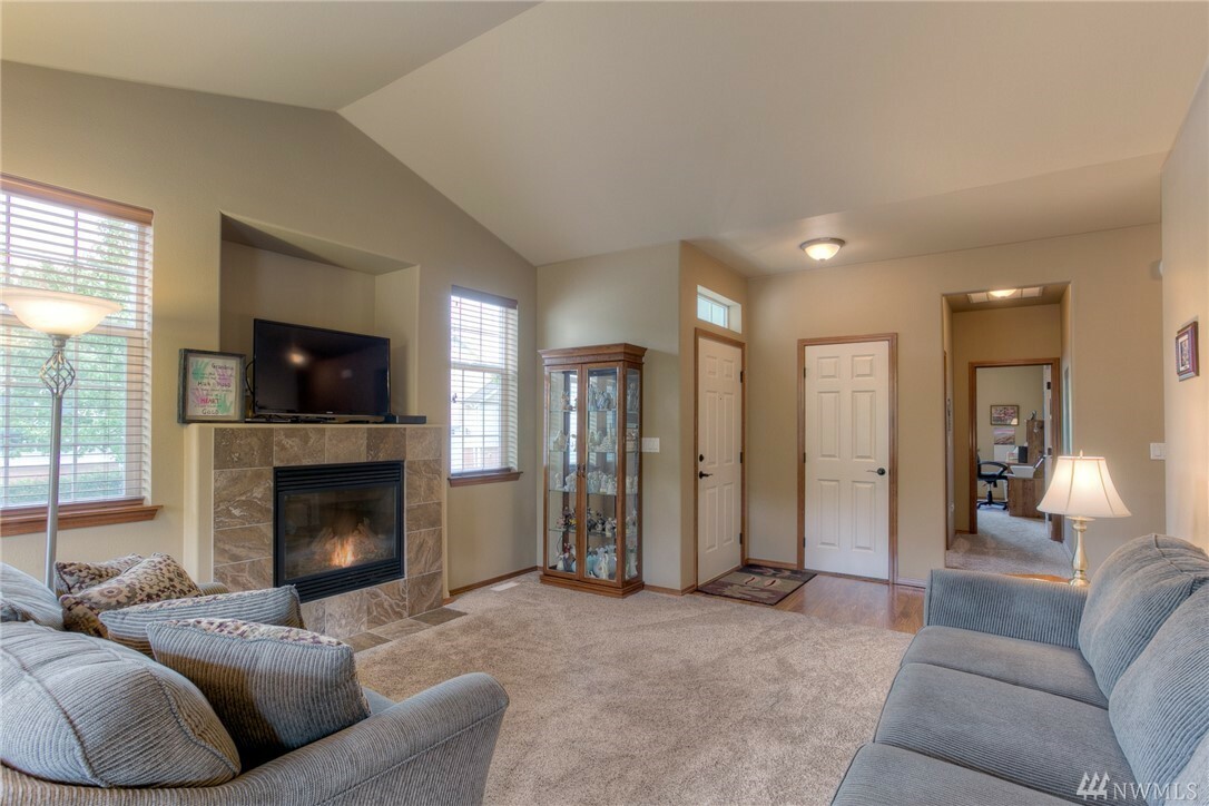 Property Photo: 814 10th St SE WA 98372