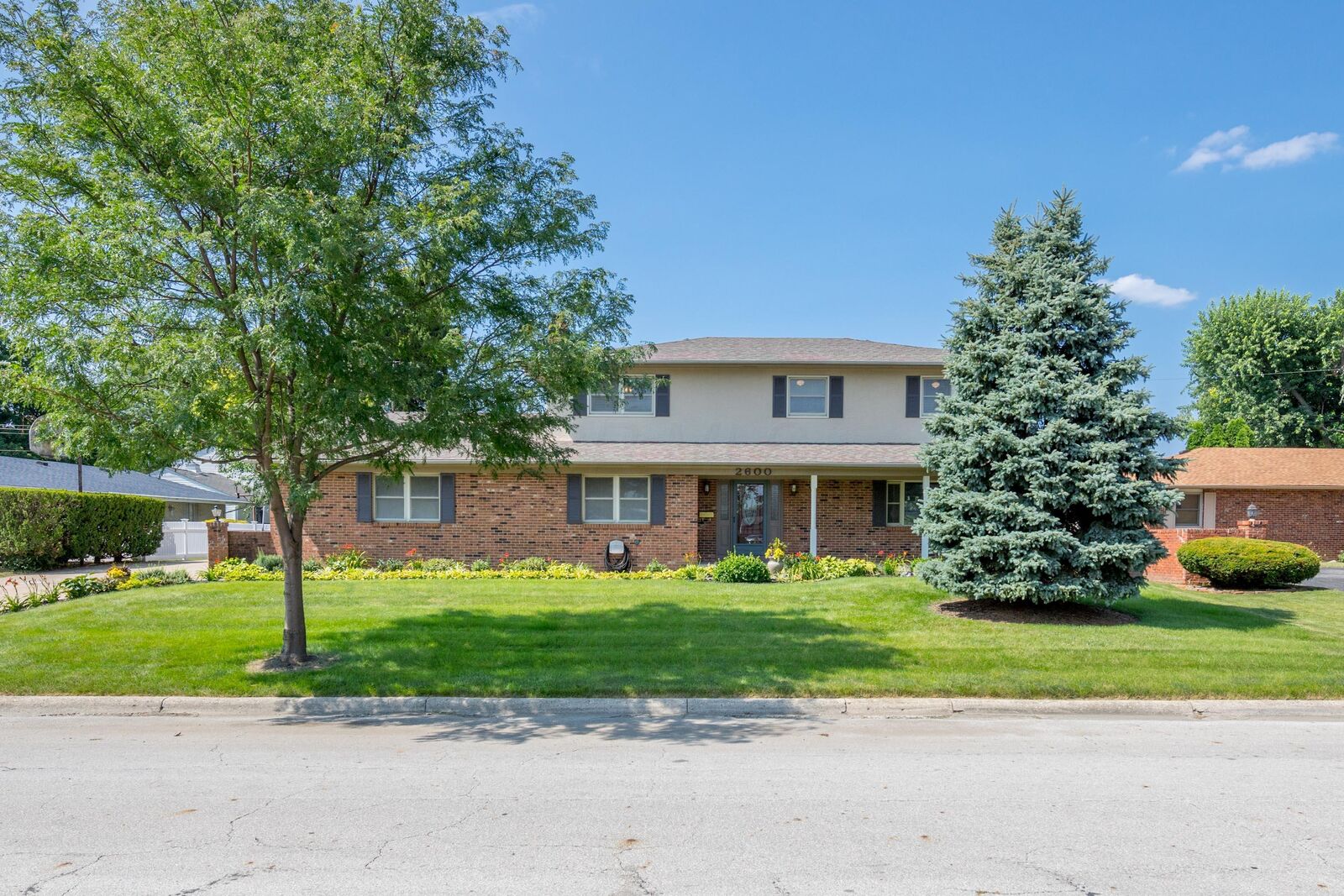 Property Photo:  2600 Kenview S Road  OH 43209 