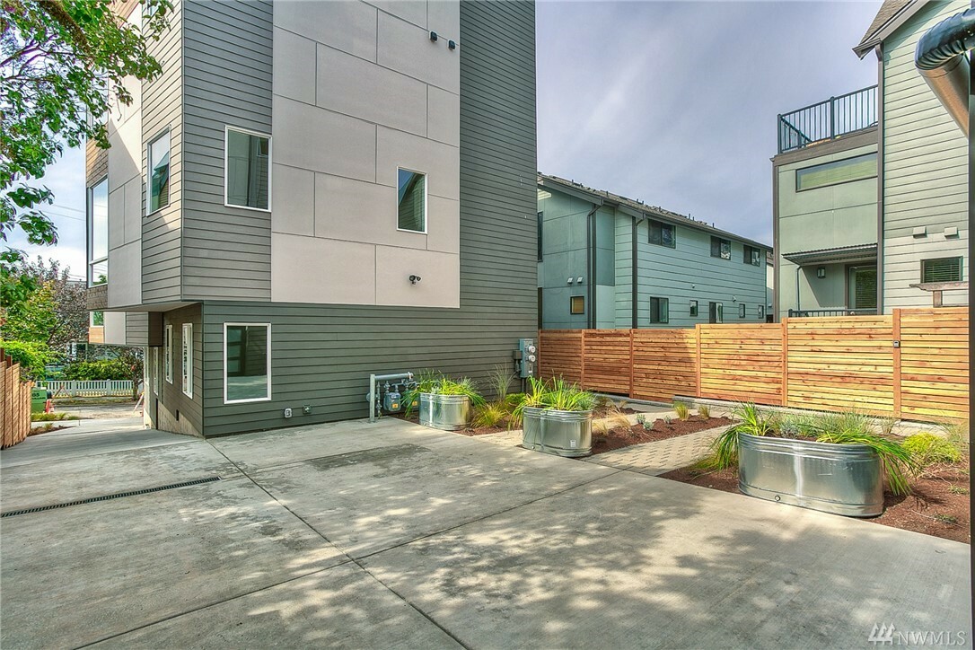 Property Photo:  2512 A Yale Ave E  WA 98102 