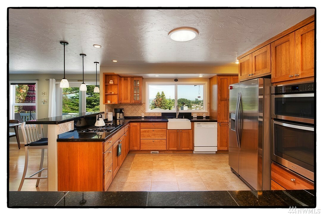 Property Photo: 437 Klickitat Dr WA 98257