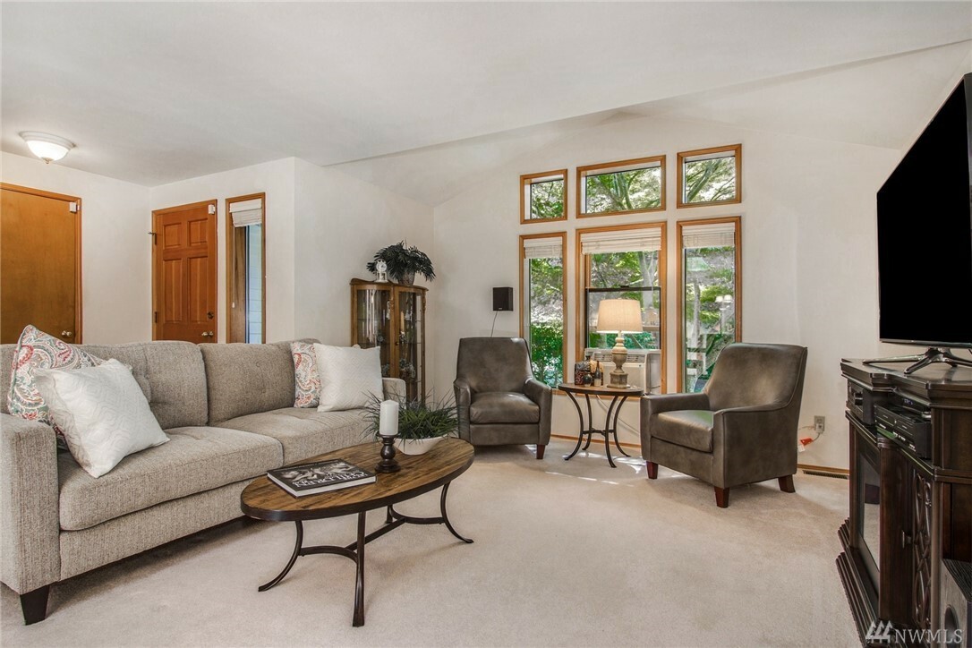 Property Photo: 320 NE 4th St WA 98045