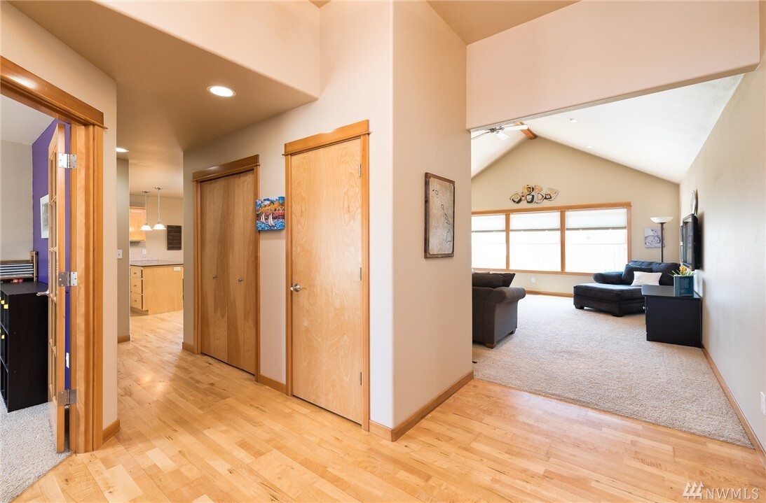 Property Photo: 412 E 2nd St WA 98276