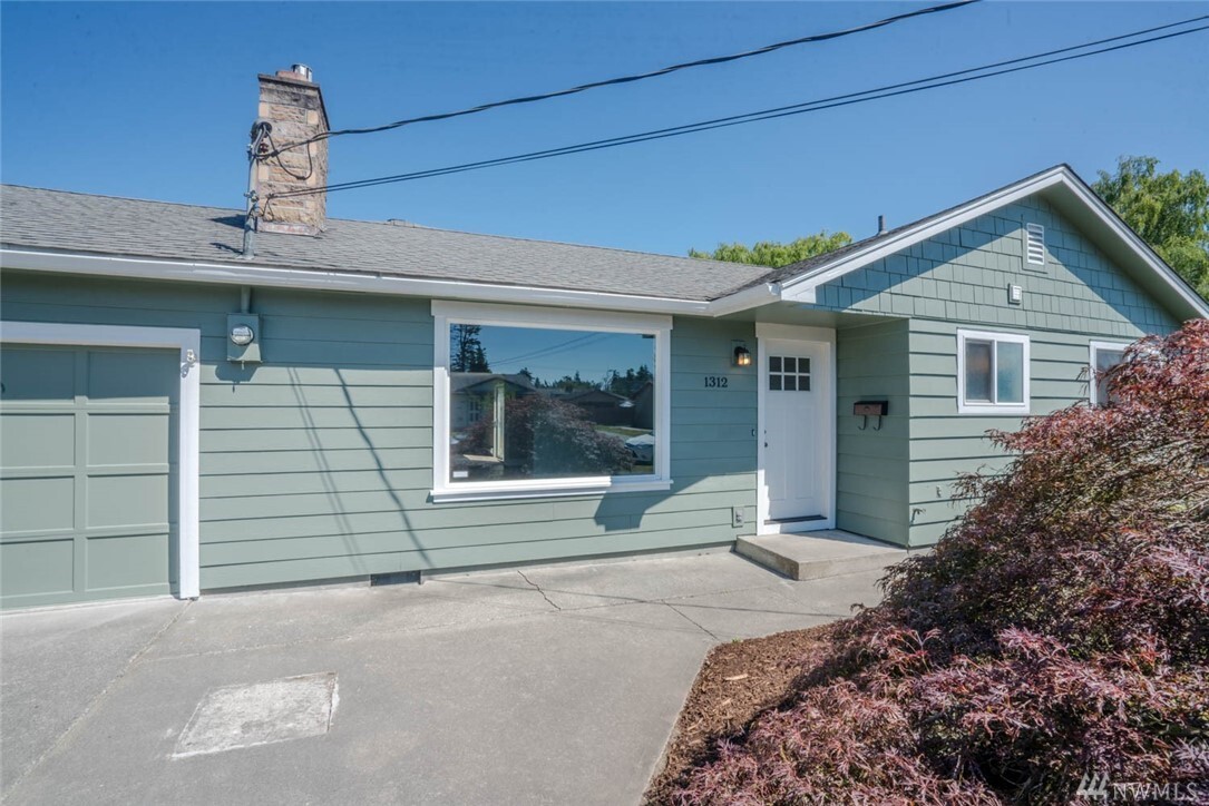 Property Photo: 1312 Denny Place WA 98274