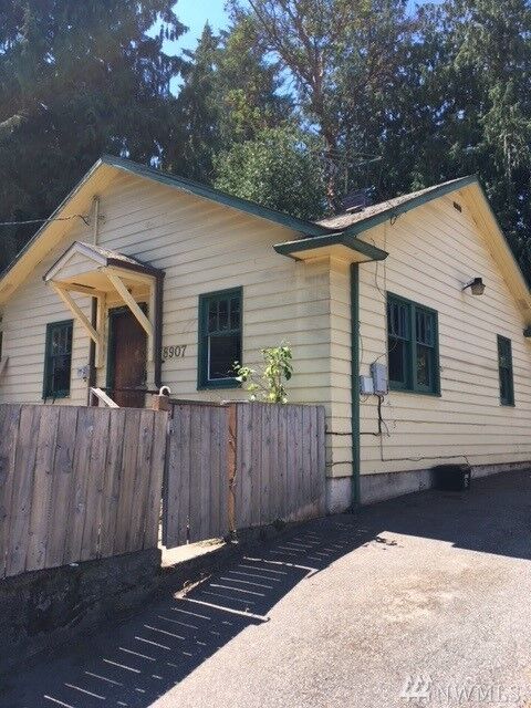 8907 20th Ave NE  Seattle WA 98115 photo