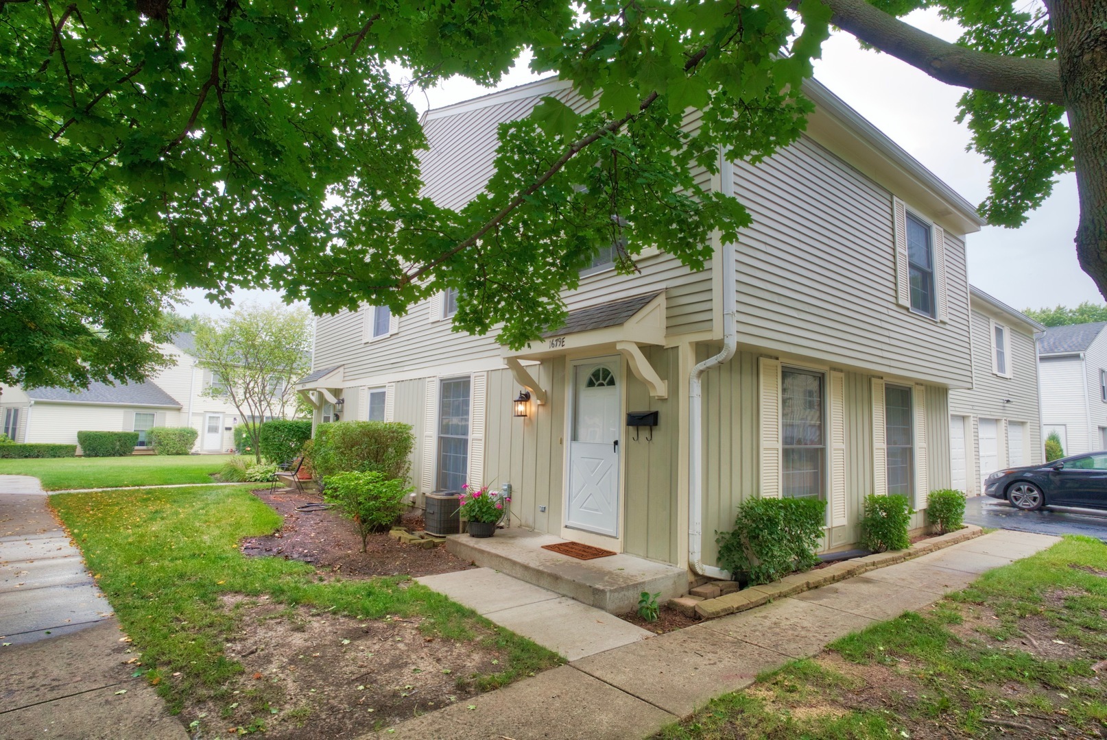 Property Photo: 1679 Williamsburg Court E IL 60189