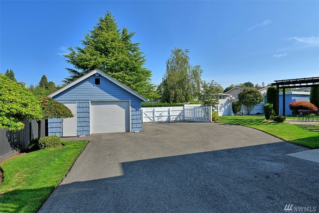 Property Photo:  747 Spruce St  WA 98020 