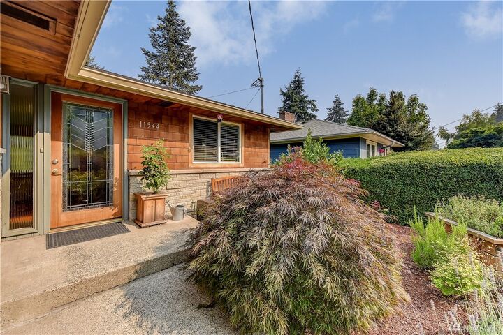 Property Photo:  11544 24th Avenue NE  WA 98125 