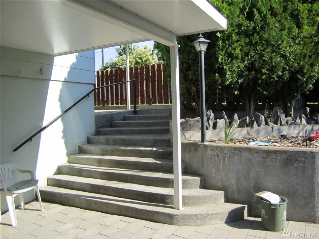 Property Photo:  518 S Alder St  WA 98837 
