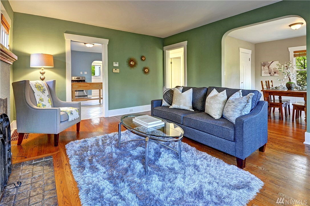 Property Photo:  1555 N 36th St  WA 98103 