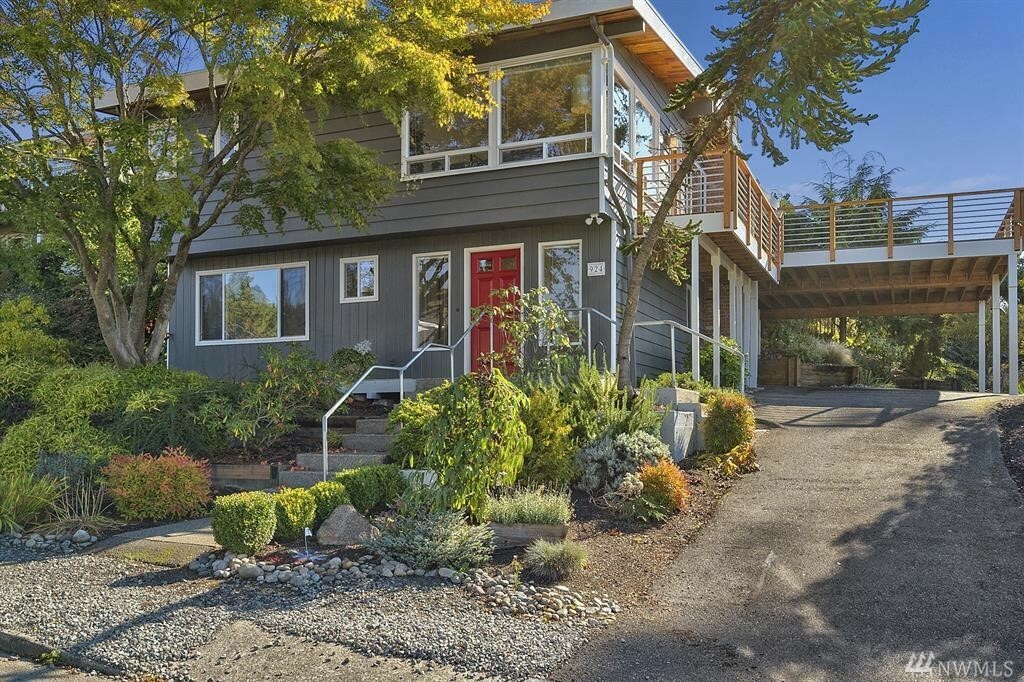 Property Photo:  924 Maple St  WA 98020 