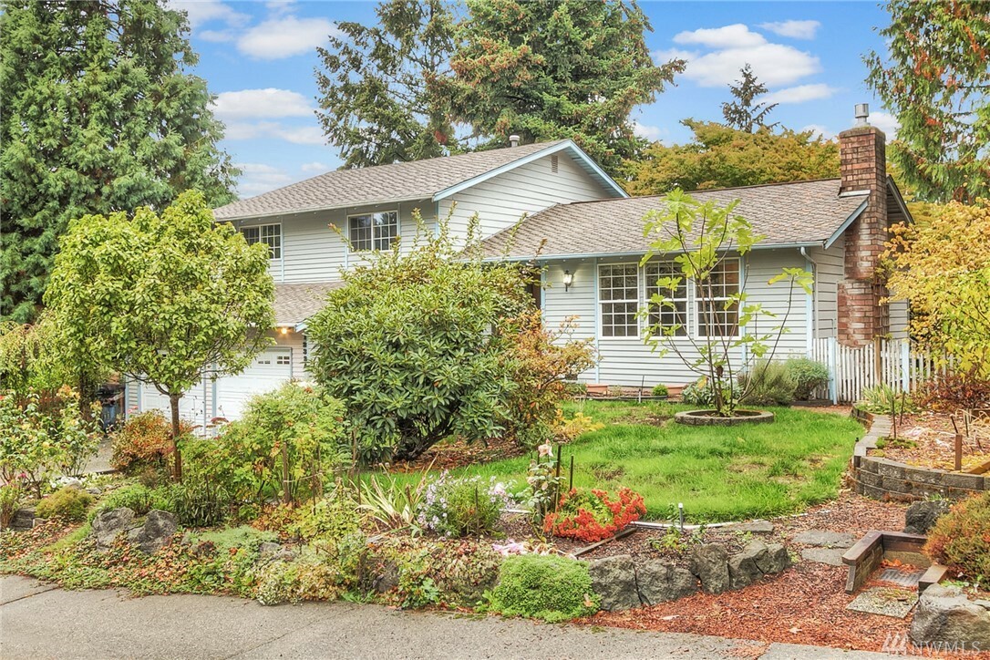 Property Photo: 12324 SE 64th Place WA 98006