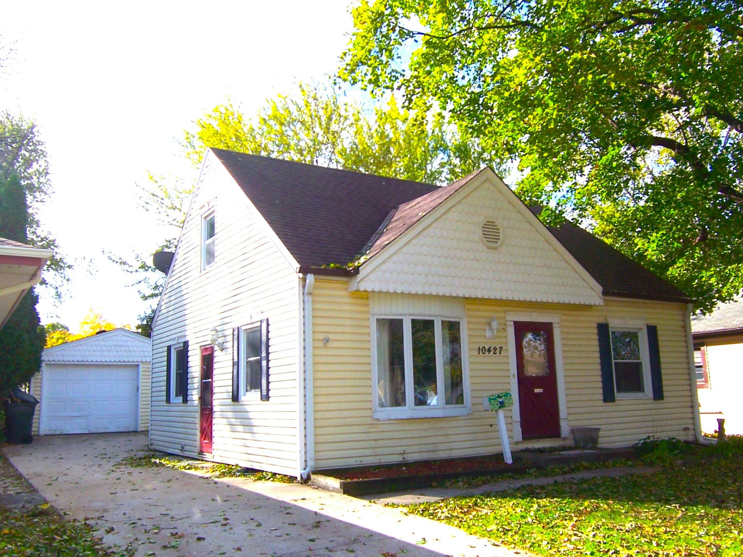 Property Photo: 10427 W Schlinger Ave WI 53214