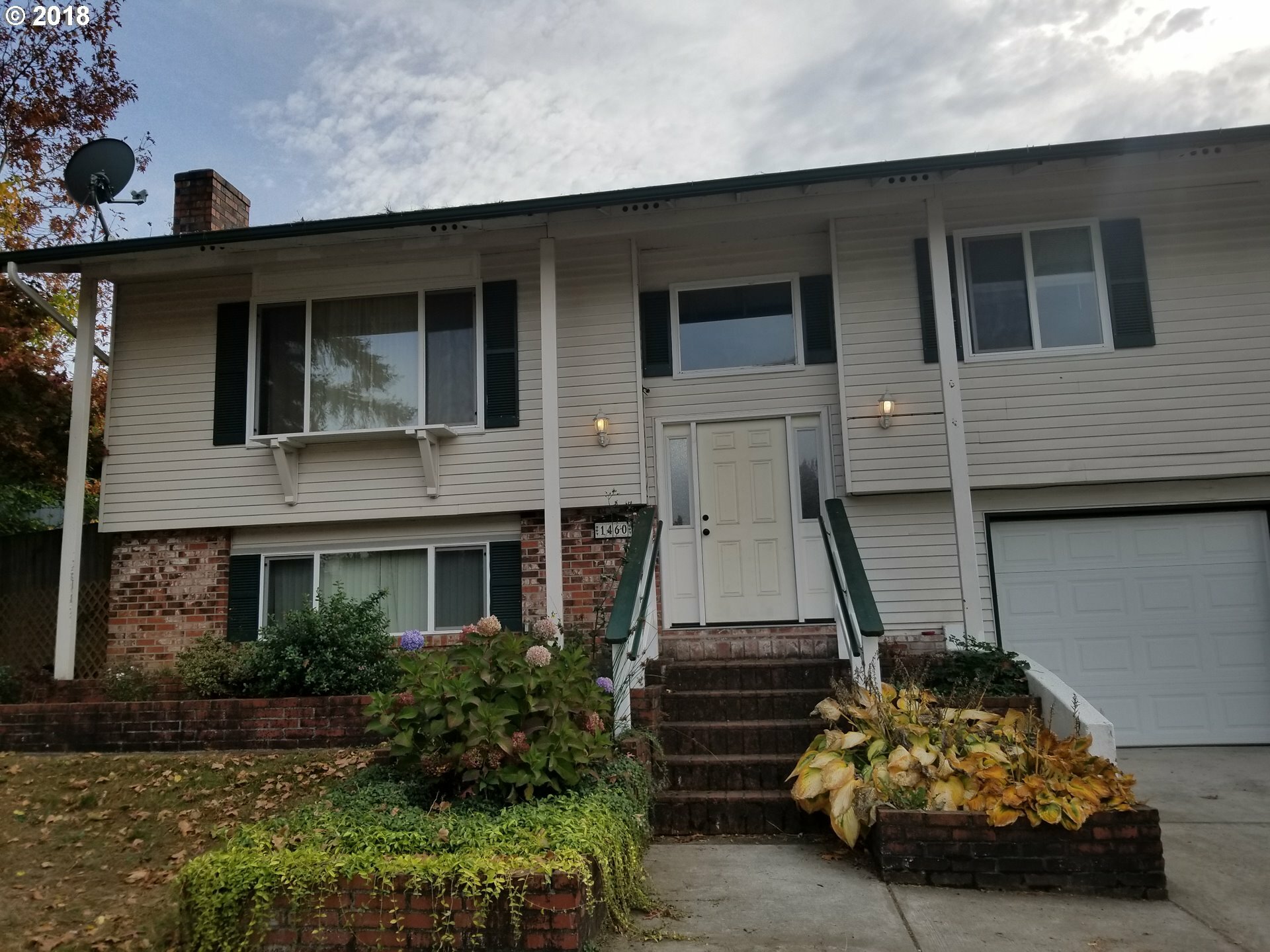 Property Photo: 1460 SE 12th St OR 97080