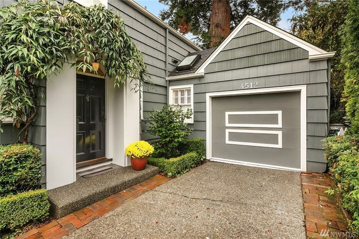 Property Photo: 4512 NE 40th St WA 98105
