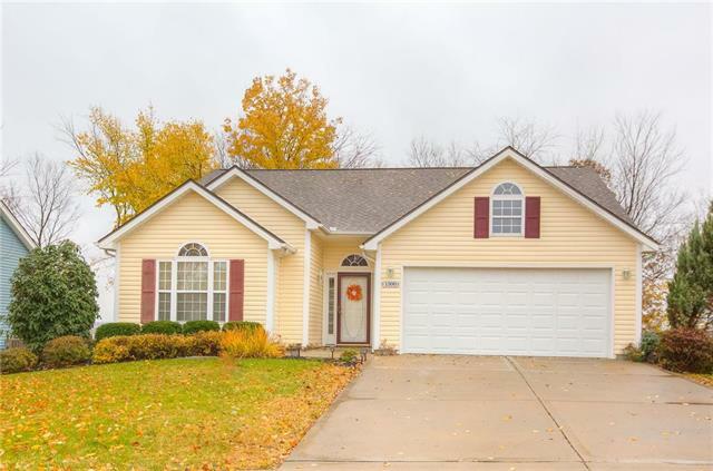 Property Photo:  1300 Fox Run Trail  MO 64079 