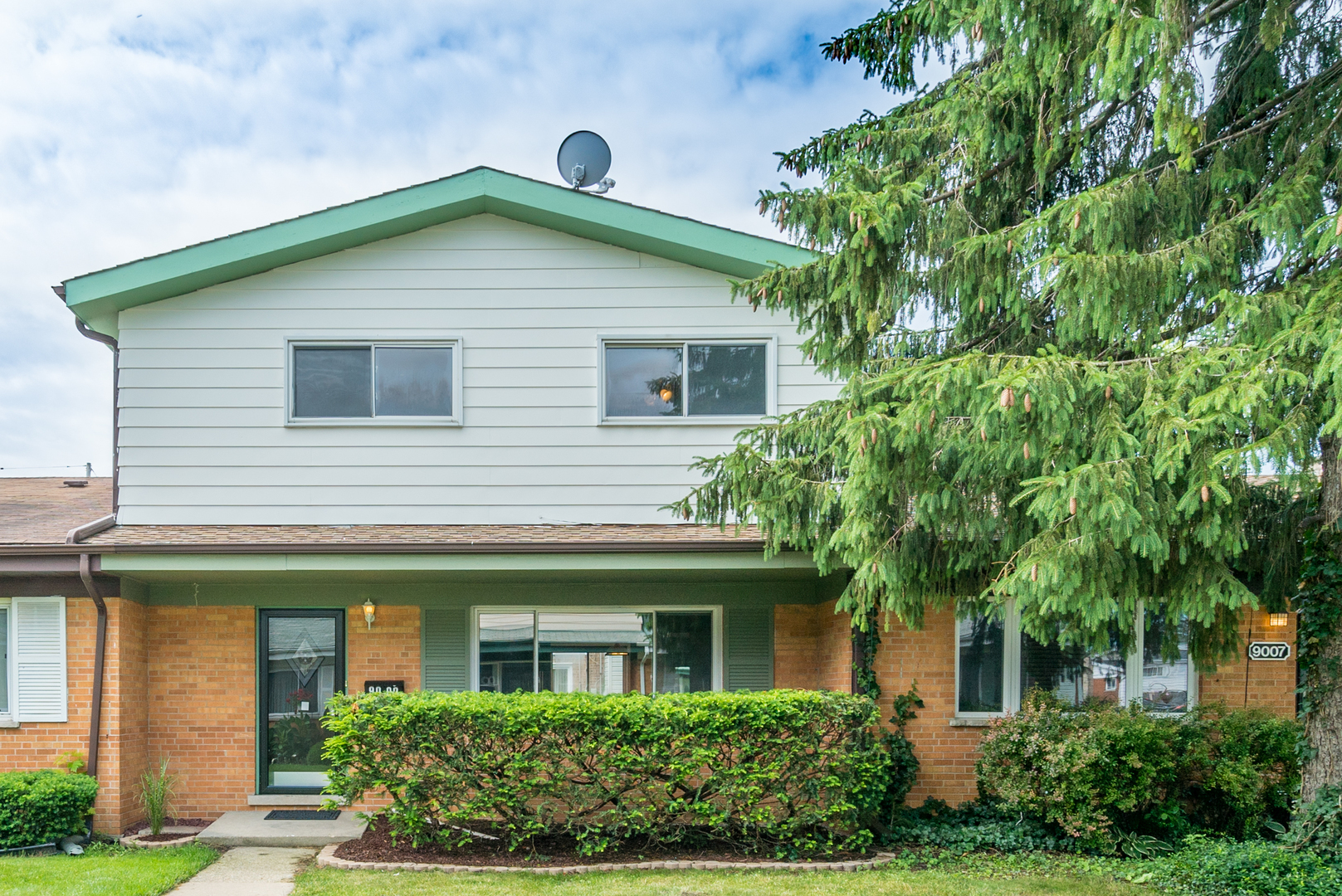 Property Photo: 9009 North Clifton Avenue IL 60714