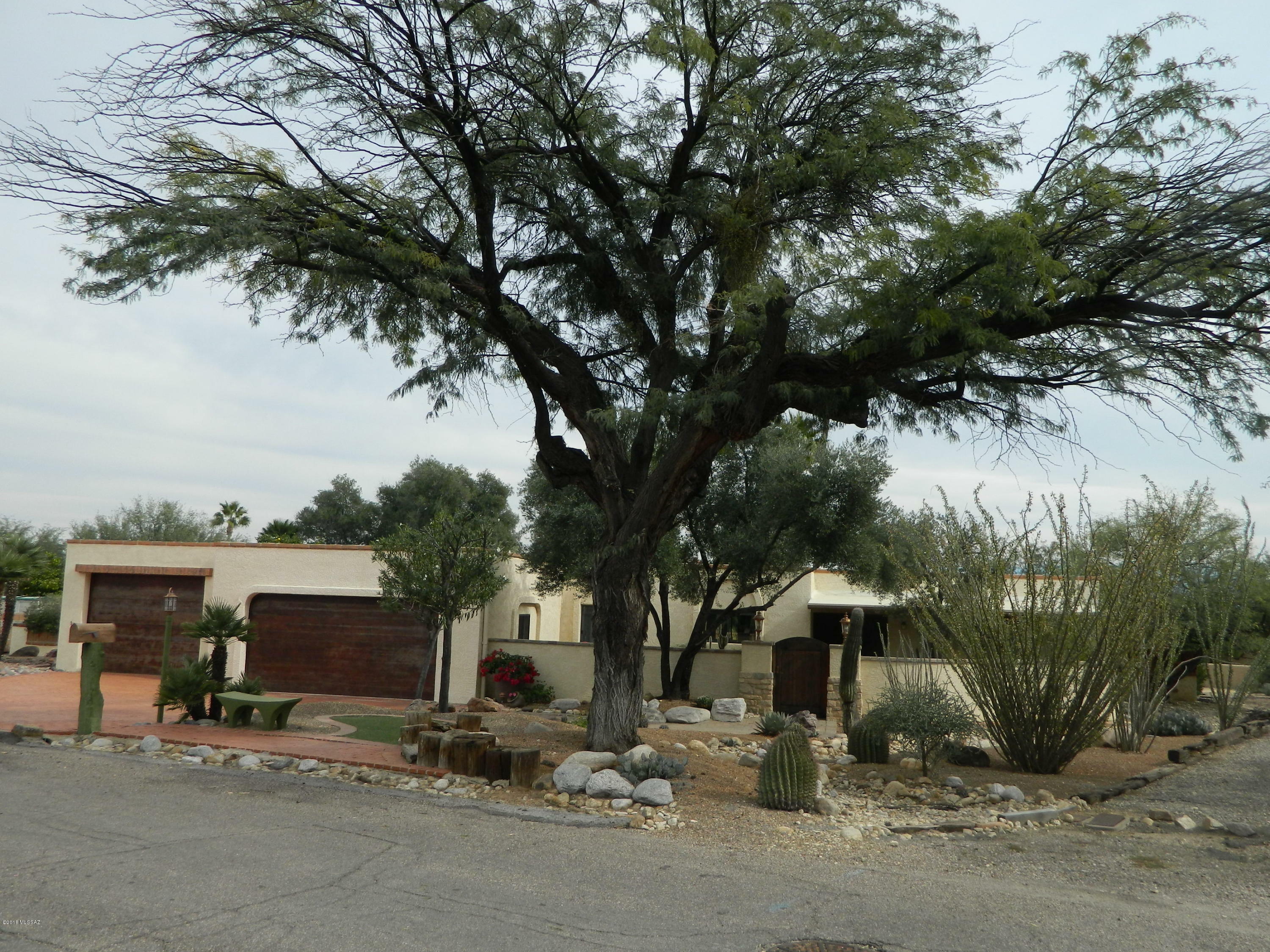 Property Photo:  221 W Placita Sinfin  AZ 85614 