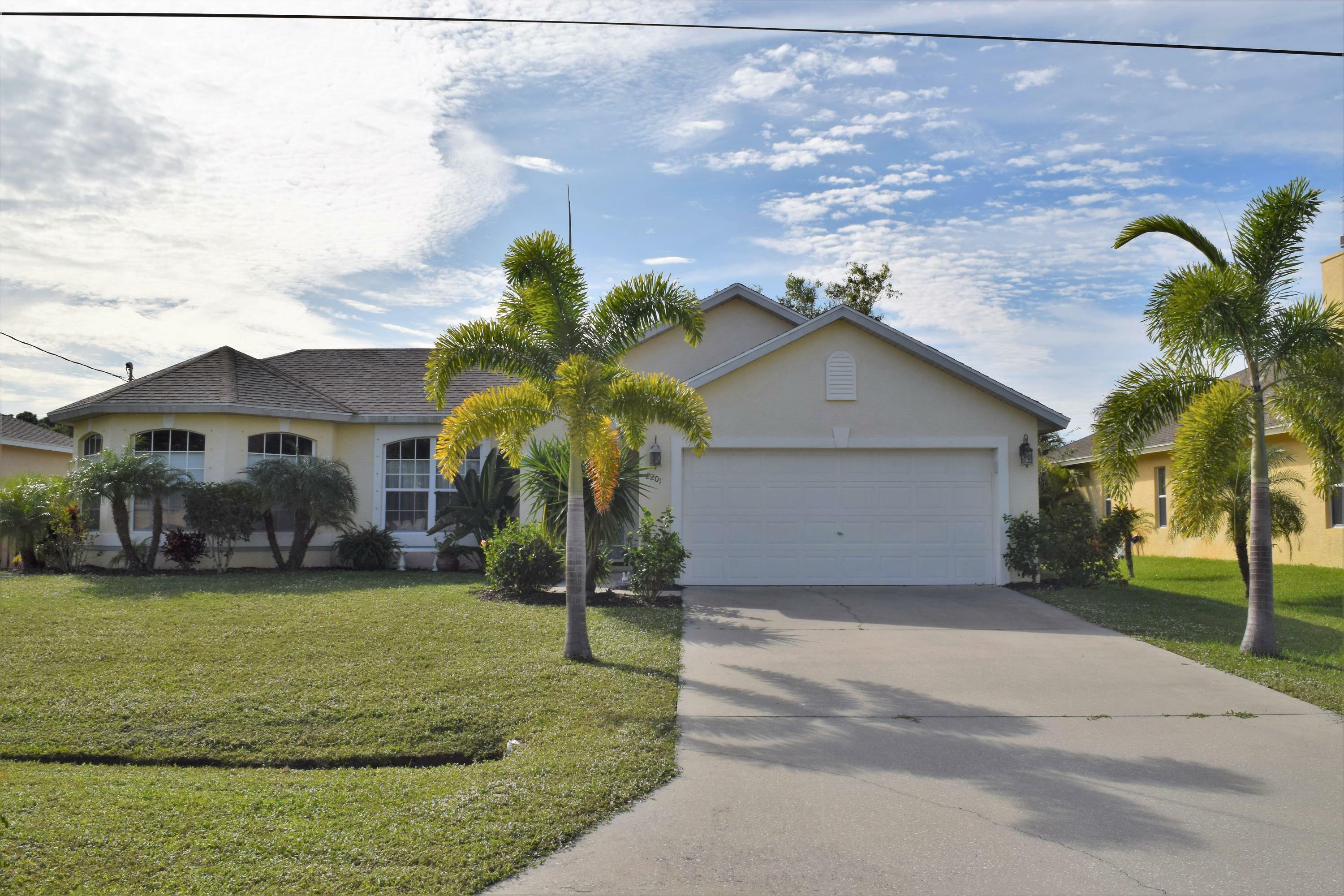 Property Photo:  2201 SE Heathwood Circle  FL 34952 