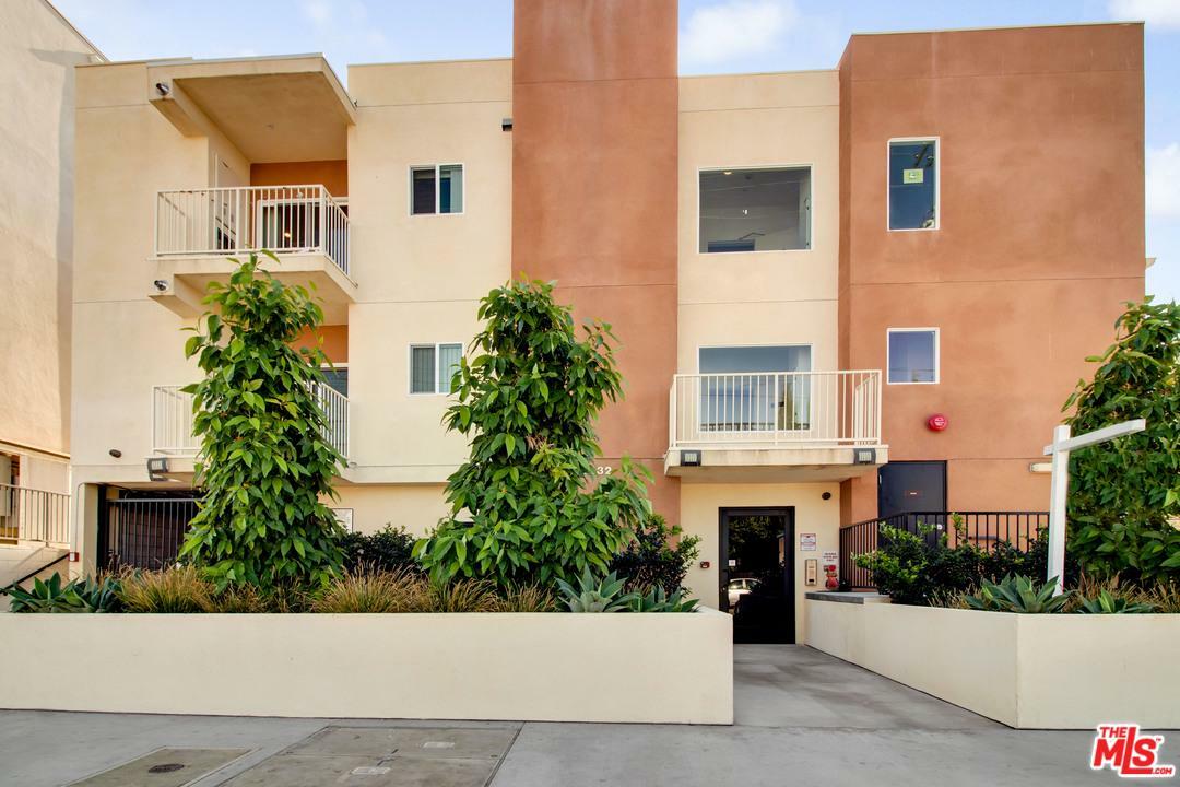 Property Photo: 12132 Hart St 203 CA 91605