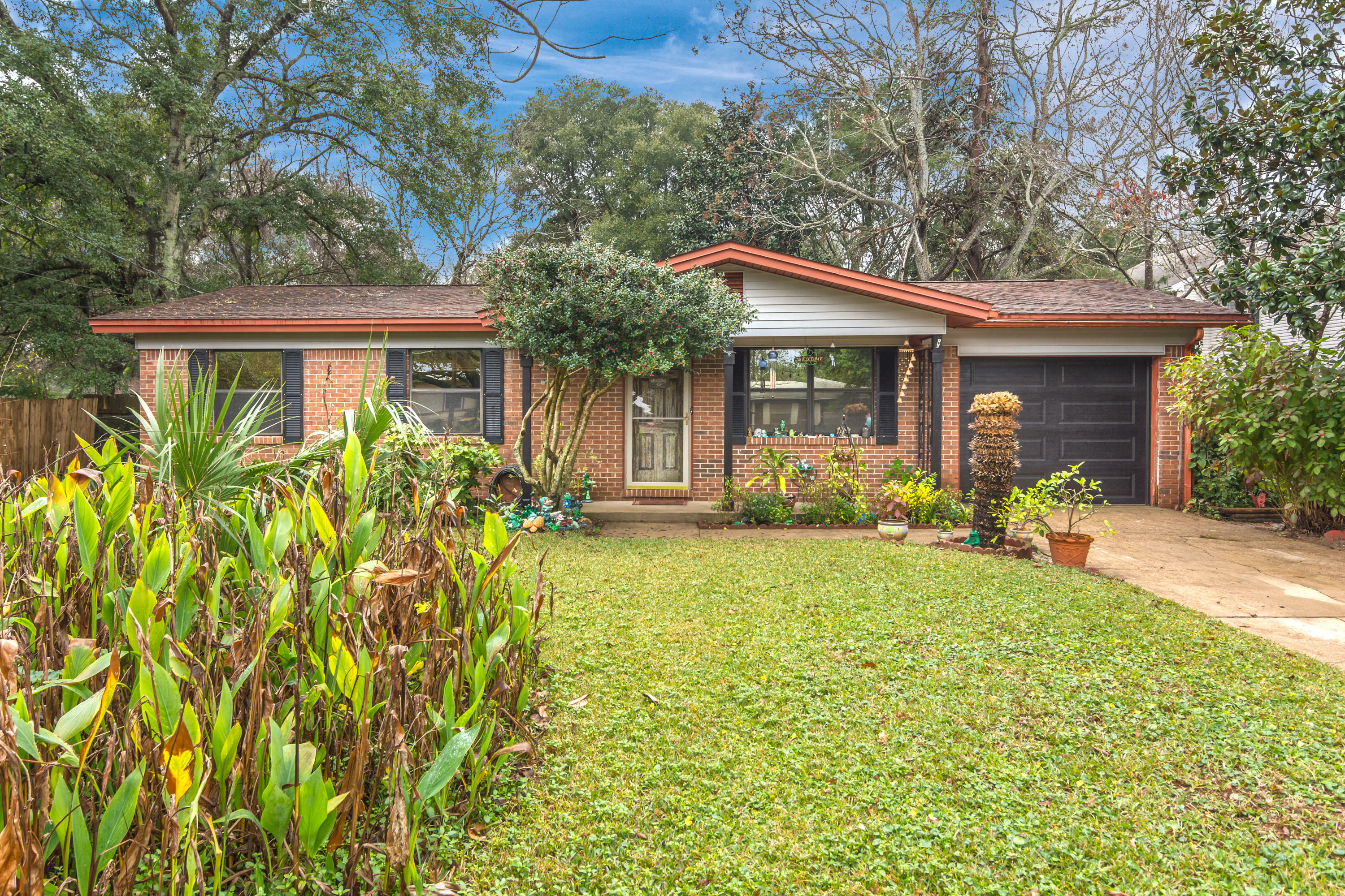 Property Photo: 718 Oaklawn Street FL 32547