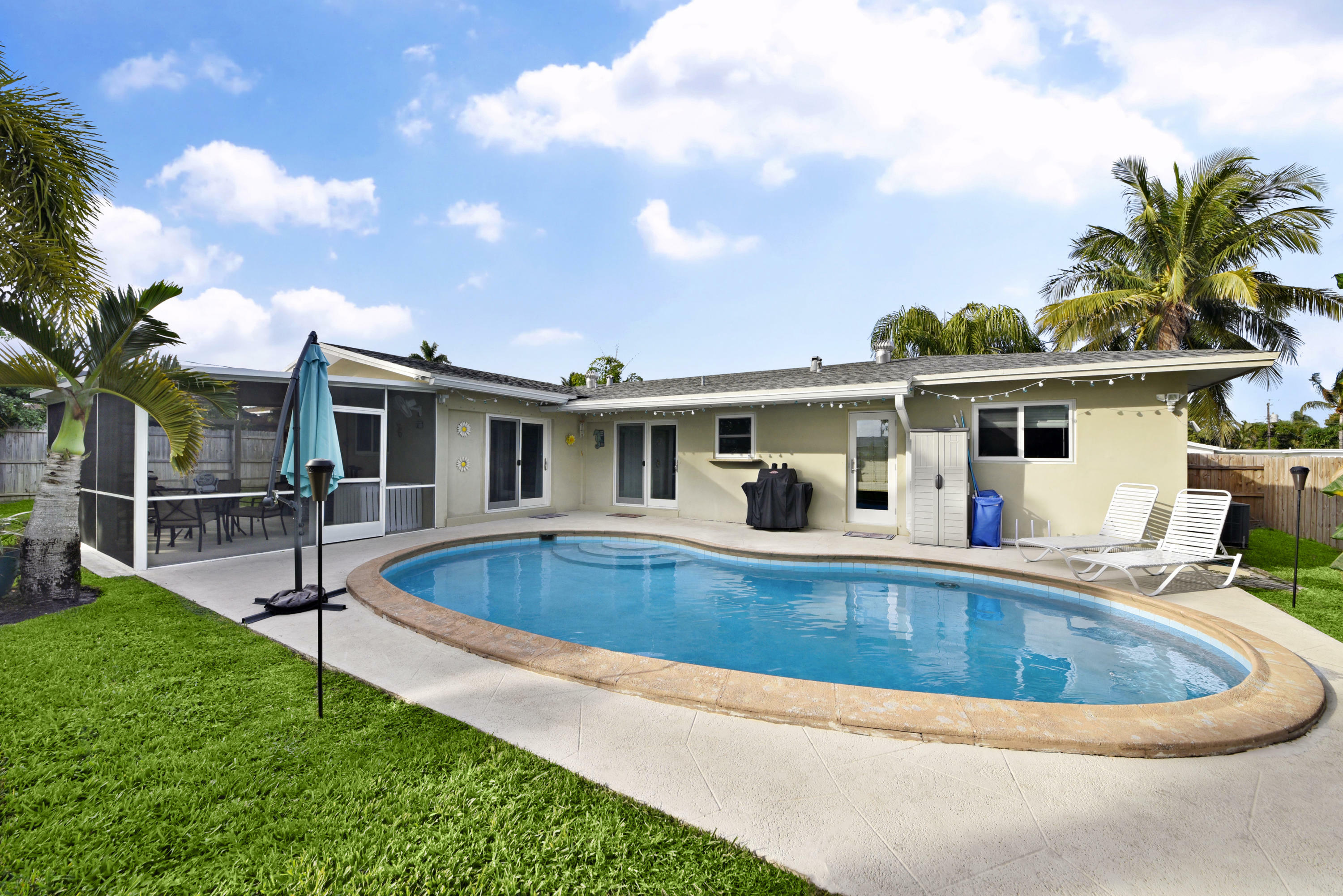 Property Photo: 226 SW 13th Avenue FL 33435