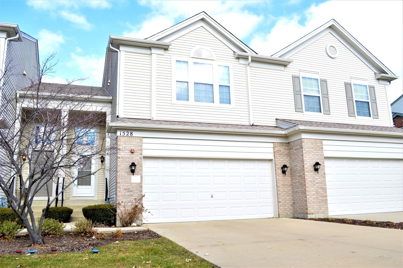 Property Photo: 1528 Yellowstone Drive IL 60107