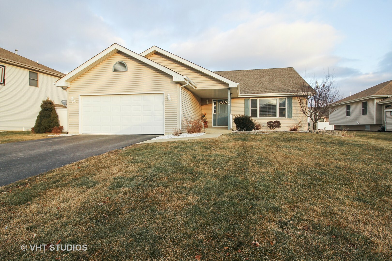 Property Photo:  1350 West Cap Circle  IL 60914 