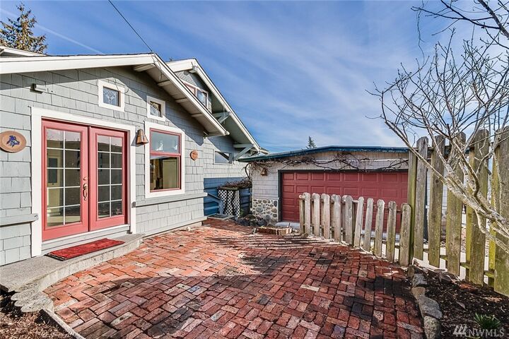 Property Photo: 401 SW Langston Rd WA 98057