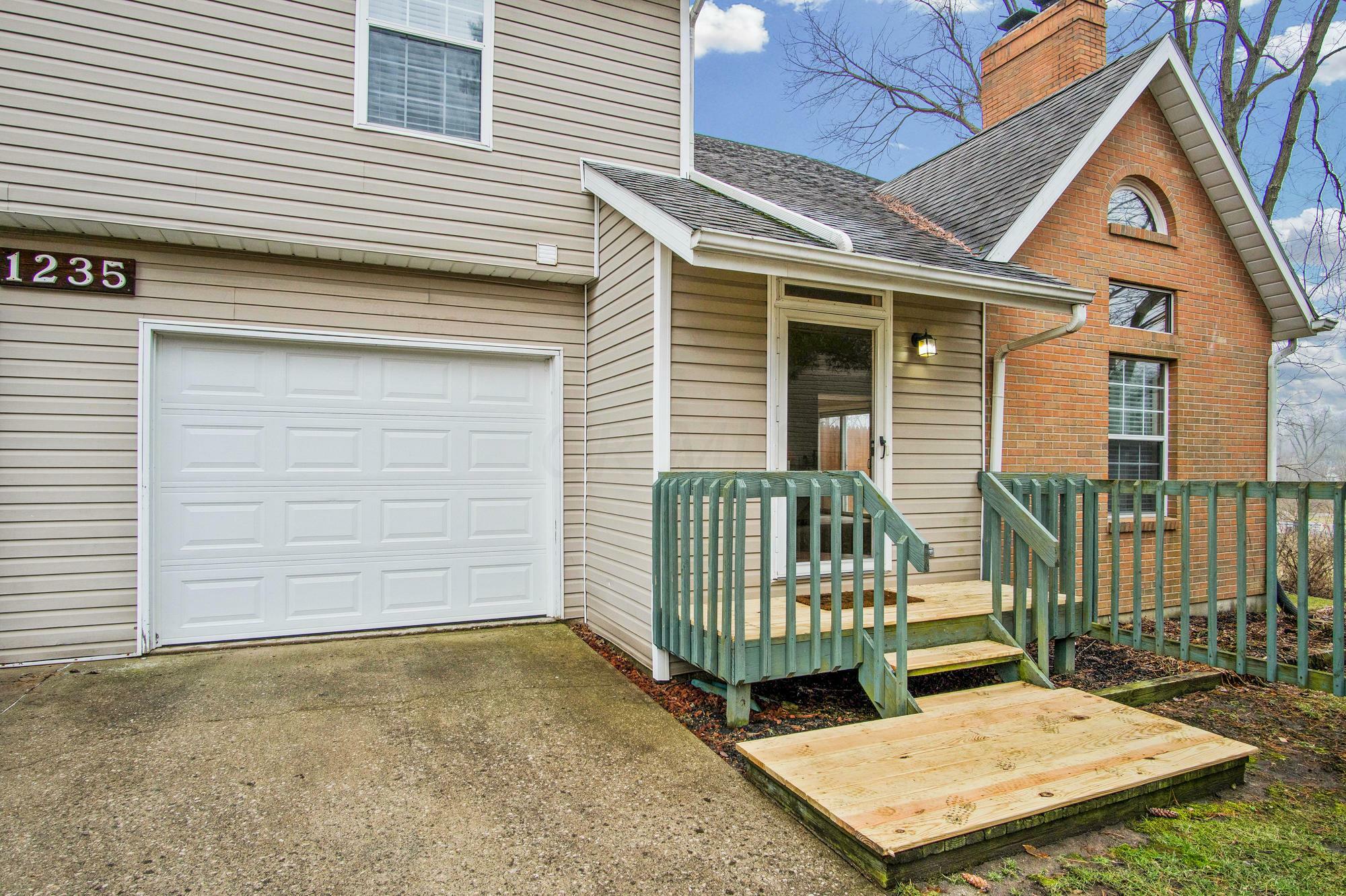 Property Photo: 1235 Pineview Trail OH 43055