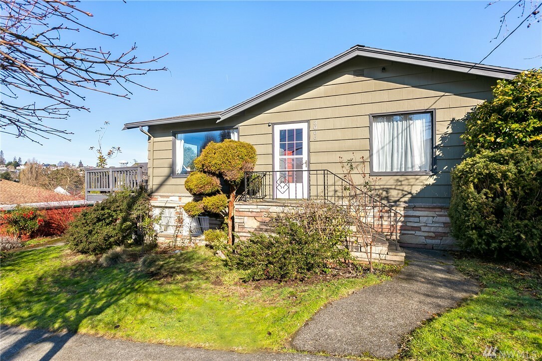 Property Photo:  3006 W Raye St  WA 98199 